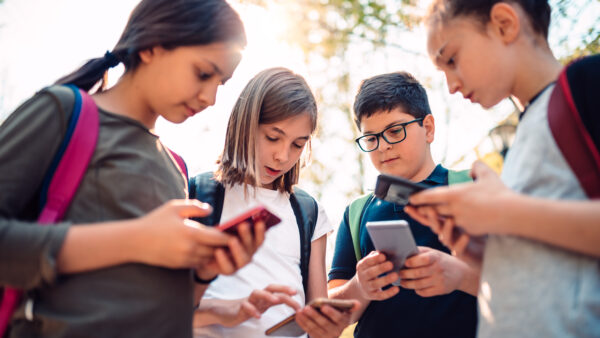 Sen. Pennycuick Co-Sponsors Legislation to Make Pennsylvania Schools Phone-Free